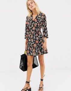 Короткое платье с запахом и элементами в стиле рубашки Stradivarius - Черный