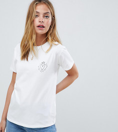 Футболка с принтом сердца и короны ASOS DESIGN Petite - Белый