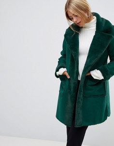 Двустороннее пальто из искусственной овчины QED London - Зеленый
