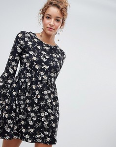 Свободное платье с цветочным принтом QED London - Черный