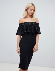 Платье-футляр с открытыми плечами и оборками QED London - Черный