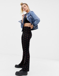 Расклешенные брюки с принтом сердец ASOS DESIGN - Мульти
