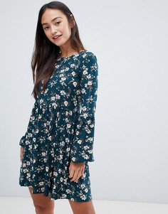 Свободное платье с цветочным принтом QED London - Зеленый