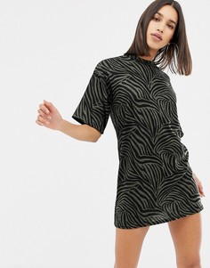 Платье-футболка мини с тигровым принтом PrettyLittleThing - Черный