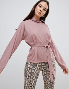 Топ в рубчик с высоким воротом, рукавами летучая мышь и поясом PrettyLittleThing - Бежевый