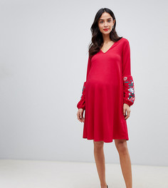 Платье малинового цвета с V-образным вырезом и цветочным принтом на рукавах Bluebelle Maternity - Красный