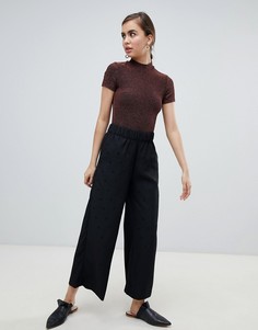 Черные укороченные брюки в горошек с широкими штанинами Monki - Черный