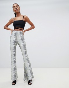 Зеленые расклешенные брюки с отделкой под змеиную кожу Boohoo - Мульти