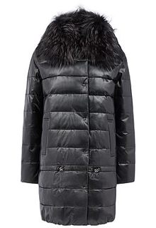 Утепленное кожаное пальто с отделкой мехом енота La Reine Blanche