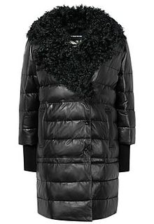 Зимнее кожаное пальто с отделкой мехом козлика La Reine Blanche