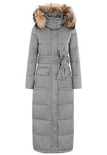 Длинное зимнее пальто с отделкой мехом енота La Reine Blanche