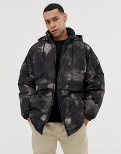 Темная парка с камуфляжным принтом ASOS DESIGN - Черный