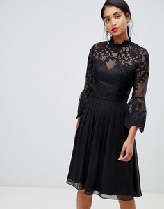 Черное короткое приталенное платье из кружева Chi Chi London - Черный