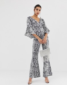 Серый комбинезон с расклешенными рукавами и змеиным принтом PrettyLittleThing - Рыжий