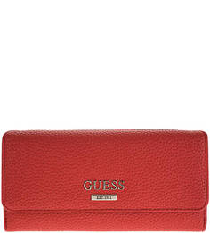 Красный кошелек с логотипом бренда Guess