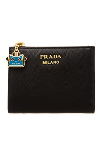 Черный кошелек с золотистым логотипом Prada