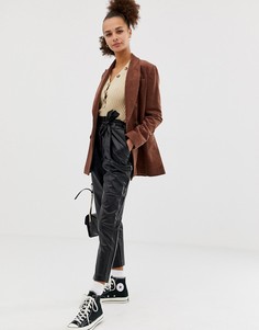 Черные брюки из полиуретана с поясом New Look - Черный