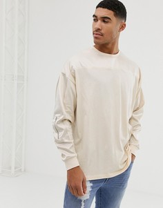 Бежевый oversize-лонгслив с контрастной вставкой на кокетке и карманом на молнии ASOS DESIGN - Бежевый