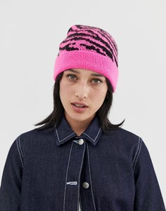 Яркая шапка-бини с тигровым принтом ASOS DESIGN - Розовый