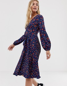 Платье миди с цветочным принтом, плиссированной юбкой и поясом Influence - Темно-синий