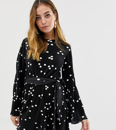 Платье в горошек с плиссировкой и поясом ASOS DESIGN Petite - Мульти