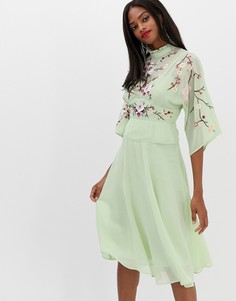 Платье миди в стиле 70-х с высоким воротником и вышивкой ASOS DESIGN - Зеленый
