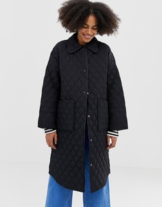 Черная стеганая длинная куртка Monki - Черный