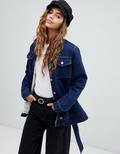 Джинсовая куртка цвета индиго с ремнем и подкладкой из искусственного меха ASOS DESIGN - Синий