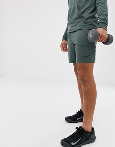 Зеленые шорты Nike Training - Зеленый