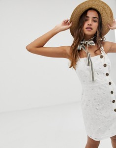 Сарафан мини на пуговицах с вышивкой ришелье ASOS DESIGN - Белый