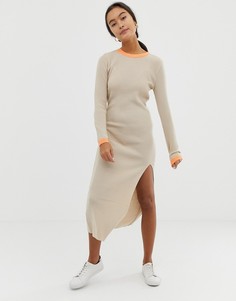 Трикотажное платье в рубчик с разрезом ASOS DESIGN - Светло-бежевый