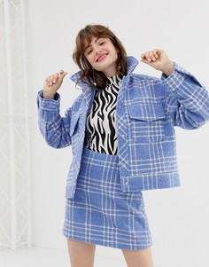 Голубая короткая куртка из ткани букле в клетку Monki - Синий
