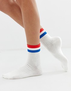 Белые носки в полоску красного и синего цвета Monki - Белый