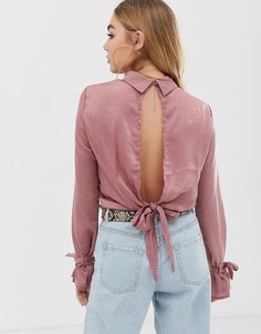 Атласная розовая блузка с высоким воротом и открытой спиной PrettyLittleThing - Бежевый