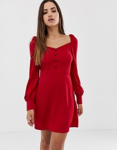 Красное короткое приталенное платье с вырезом сердечком и пышными рукавами PrettyLittleThing - Красный