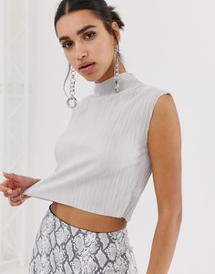 Серебристый плиссированный кроп-топ с высоким воротом PrettyLittleThing - Серебряный