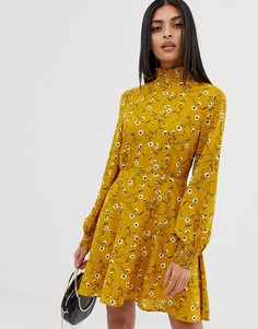 Короткое приталенное платье с цветочным принтом и высоким воротом PrettyLittleTHing - Черный
