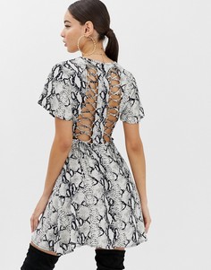 Чайное платье со шнуровкой сзади и змеиным принтом Boohoo - Мульти