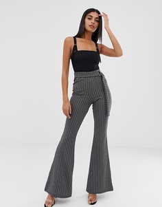 Серые расклешенные брюки в тонкую полоску с поясом PrettyLittleThing - Белый