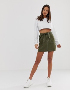 Мини-юбка цвета хаки с поясом и контрастной строчкой PrettyLittleThing - Серый