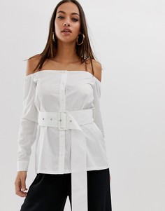 Белая рубашка с открытыми плечами и поясом PrettyLittleThing - Белый