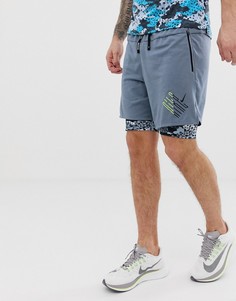 Серые шорты 2 в 1 в стиле ретро с камуфляжными леггинсами Nike Running - Серый