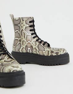 Ботинки на шнуровке со змеиным принтом ASOS DESIGN Attitude - Коричневый
