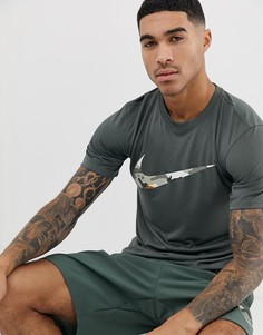 Футболка цвета хаки с камуфляжным принтом на логотипе-галочке Nike Training - Зеленый
