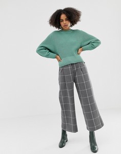 Серые укороченные брюки в клетку с широкими штанинами Monki - Серый