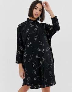 Черное платье-рубашка в стиле oversize с принтом Monki - Черный
