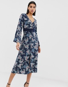 Синее платье миди с вышитой вставкой с узором пейсли PrettyLittleThing - Мульти