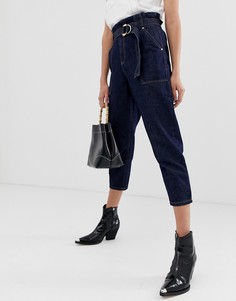 Темные джинсы в винтажном стиле с присборенным поясом и контрастной строчкой River Island - Синий