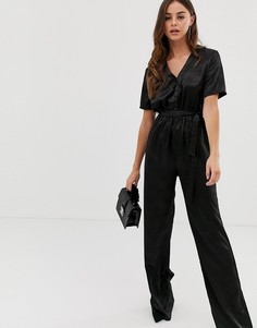 Черный атласный комбинезон PrettyLittleThing - Черный