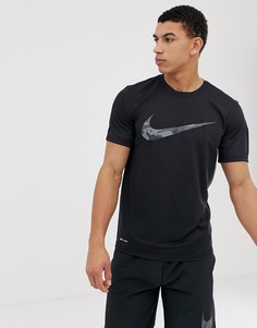 Черная футболка с камуфляжным логотипом-галочкой Nike Training - Черный